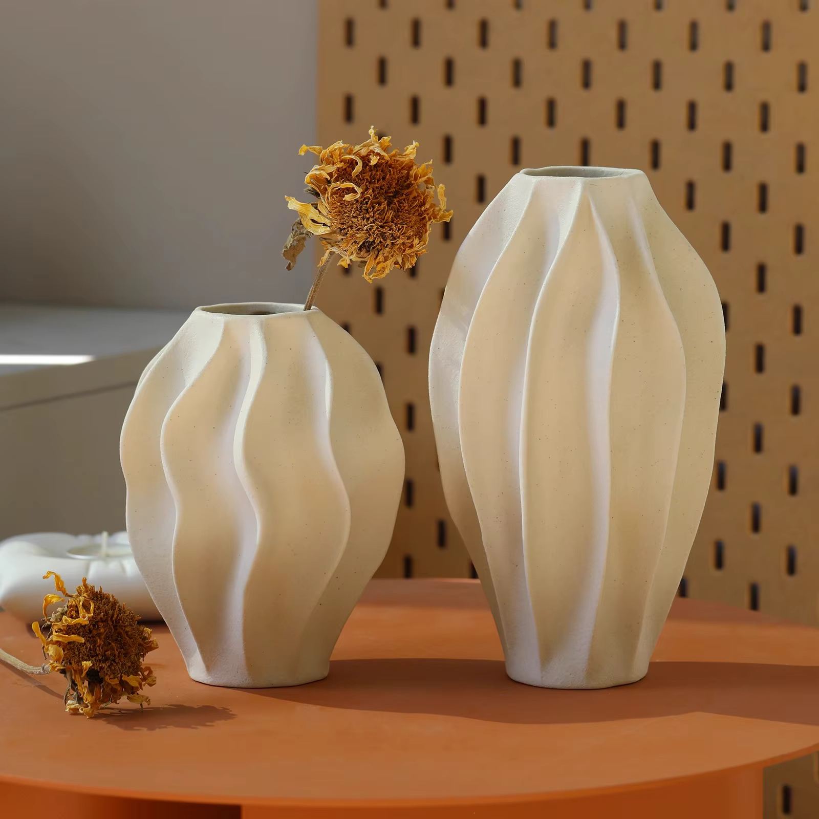Vase en céramique beige au design haut de gamme et au style luxueux