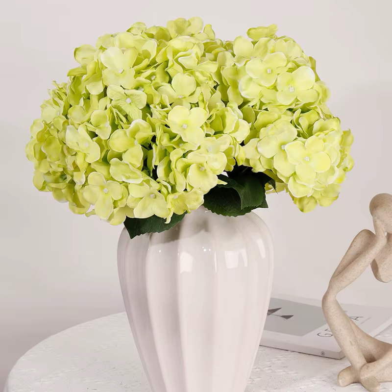 Grandes fleurs d'hortensia rouges en soie