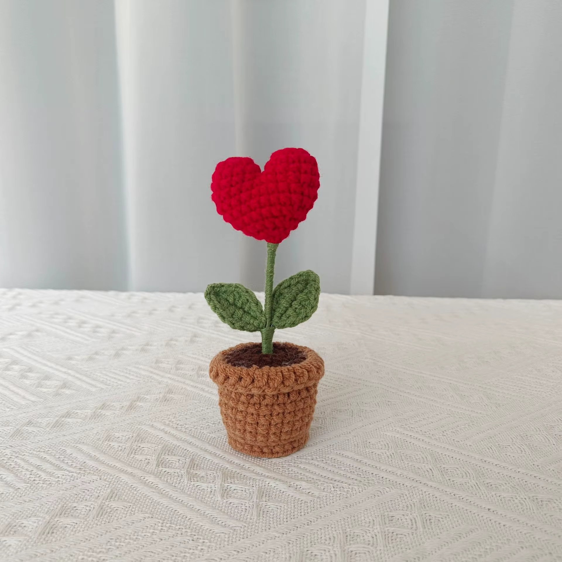 Nouvelles plantes en pot tricotées à la main