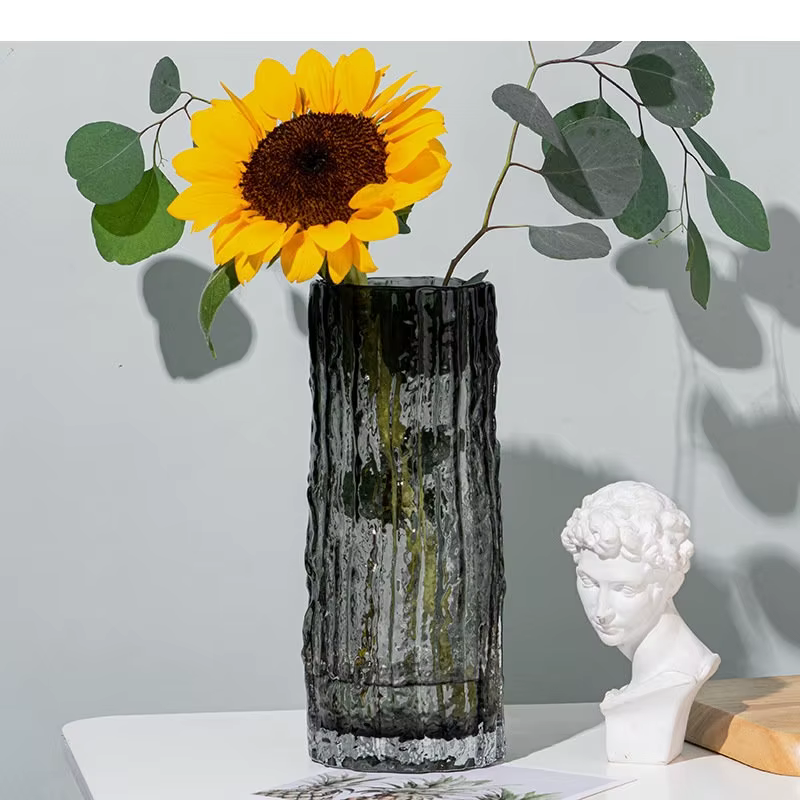 Vase en verre transparent plissé en forme de cylindre