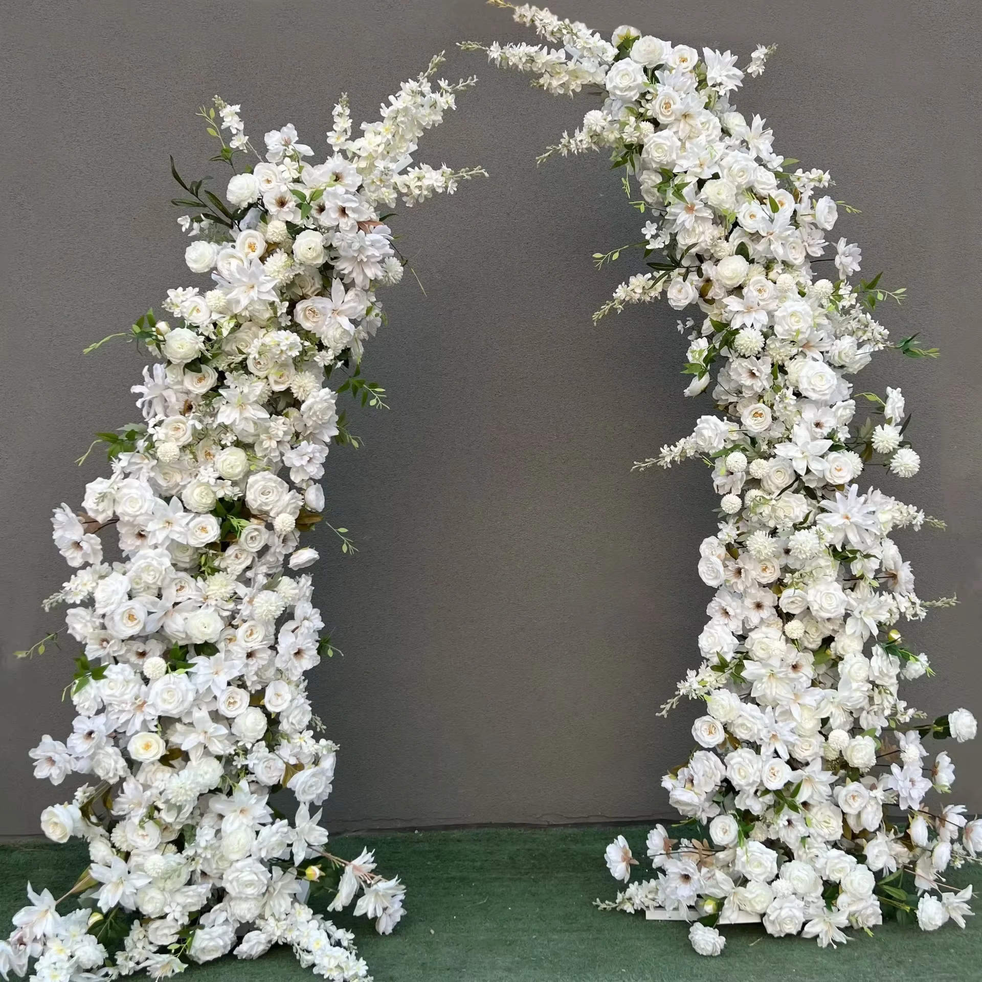 Arrangement de fleurs artificielles en arc de trompette