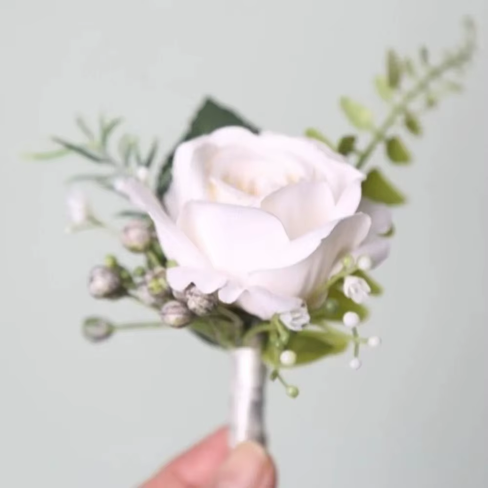 Élégantes fleurs artificielles pour boutonnière de marié et corsage de poignet pour costume de mariage