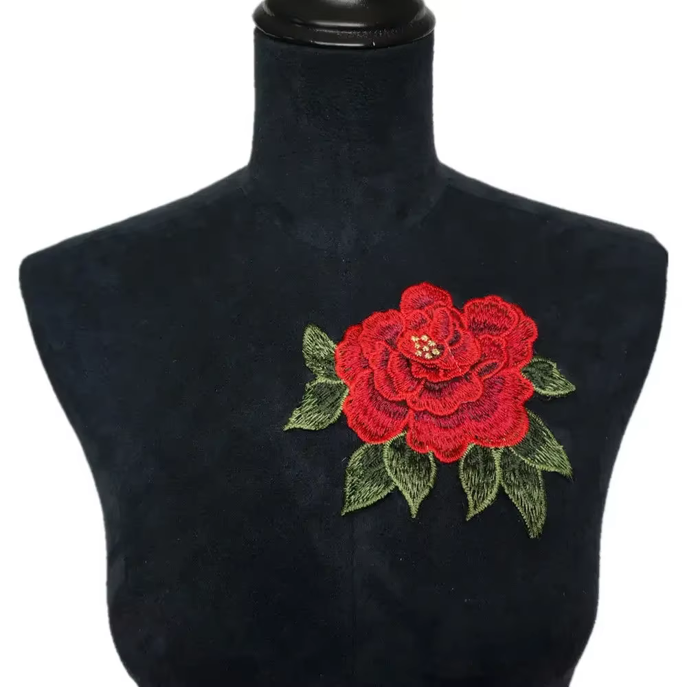 Appliques de tissu brodées de feuilles de rose rouge