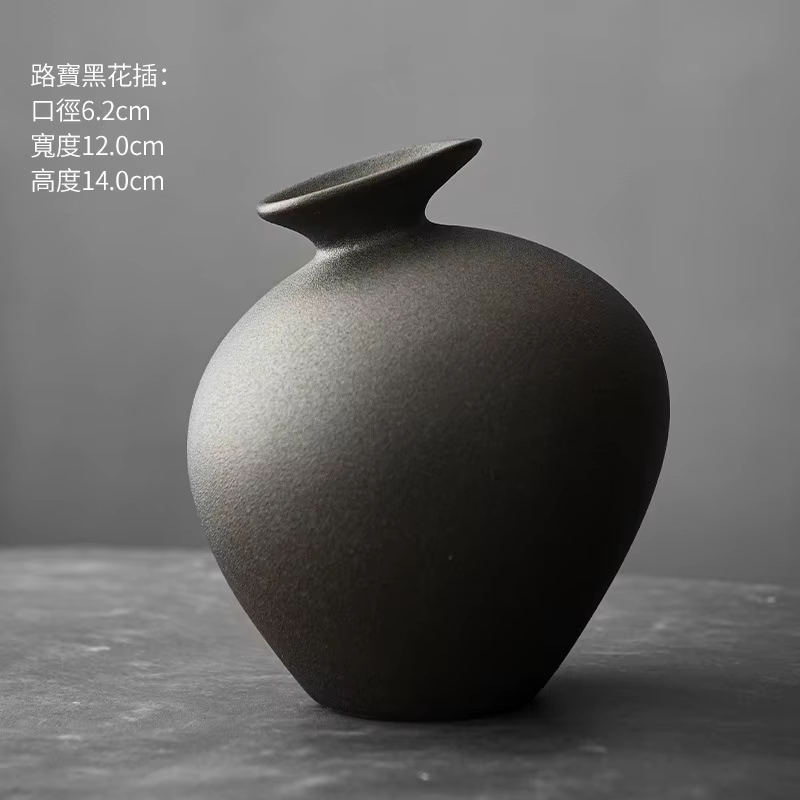 Vase en terre cuite noir