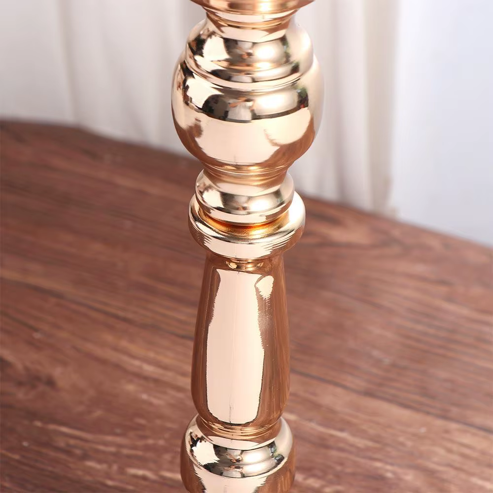 Vase romantique en fer forgé doré