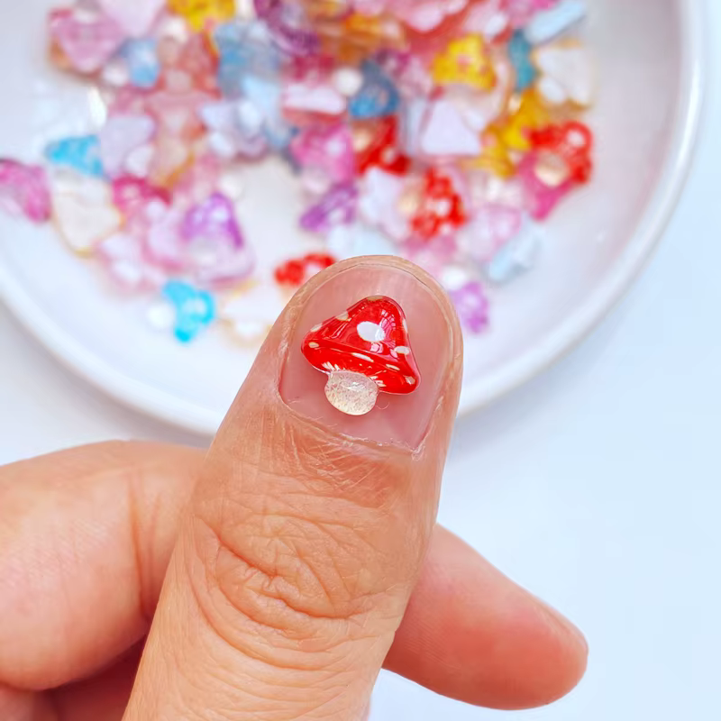 50 pièces Mini figurines artisanales mignonnes en résine de champignon brillant