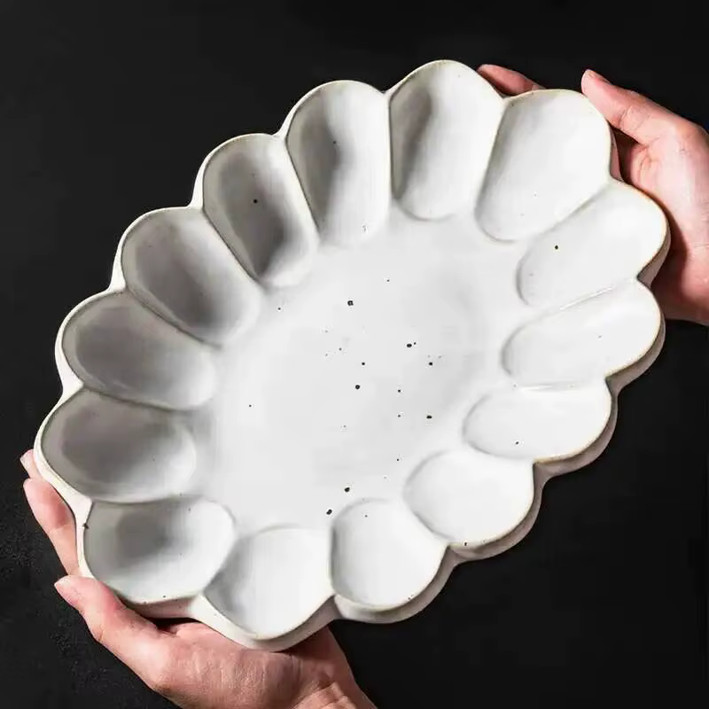 Assiette à bec en céramique en forme de fleur rétro