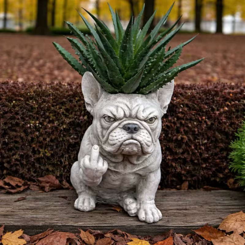 Pot de fleurs en résine en forme de bouledogue français grincheux