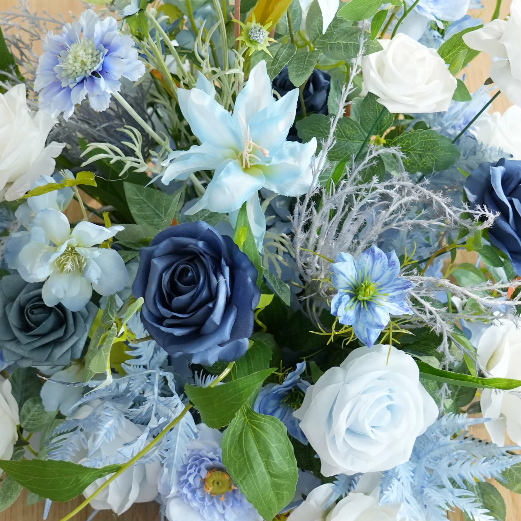Rose artificielle Angela Flower A9076 bleue et blanche avec feuilles vertes