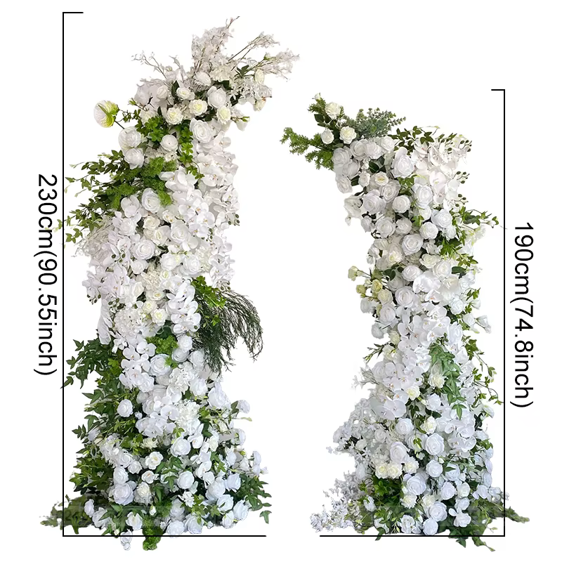 Décoration florale de mariage avec rangée de roses blanches et feuilles vertes