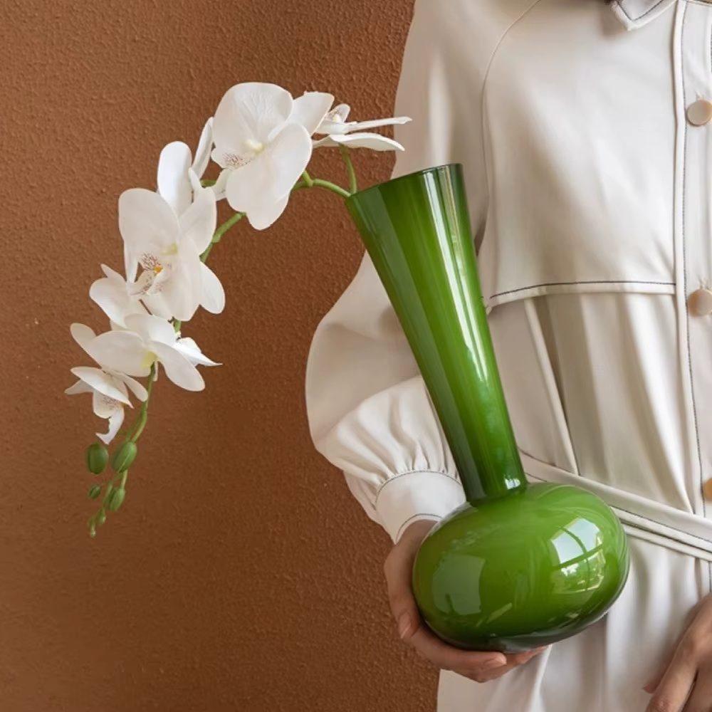 Vase en verre vert olive de style vintage français