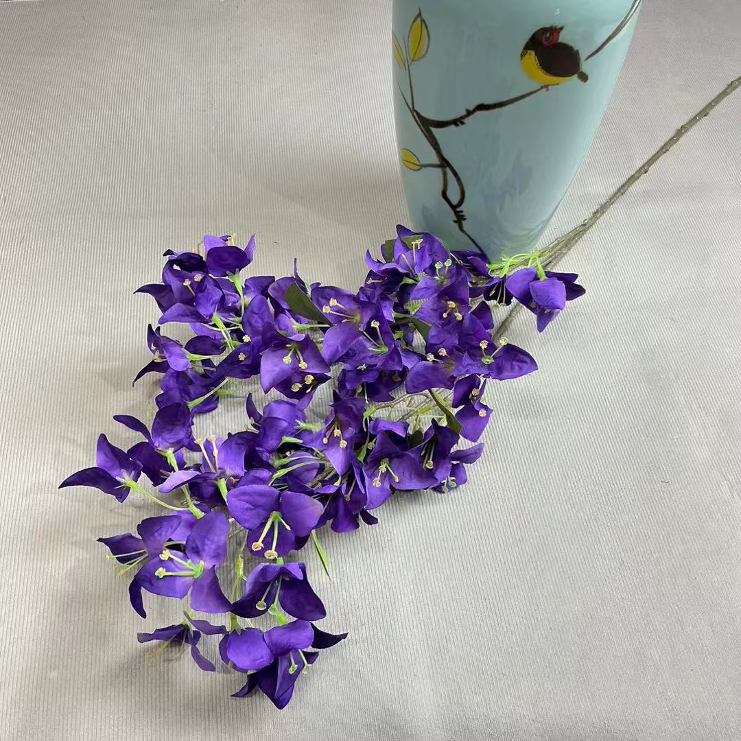 Une branche de fleur de bougainville artificielle