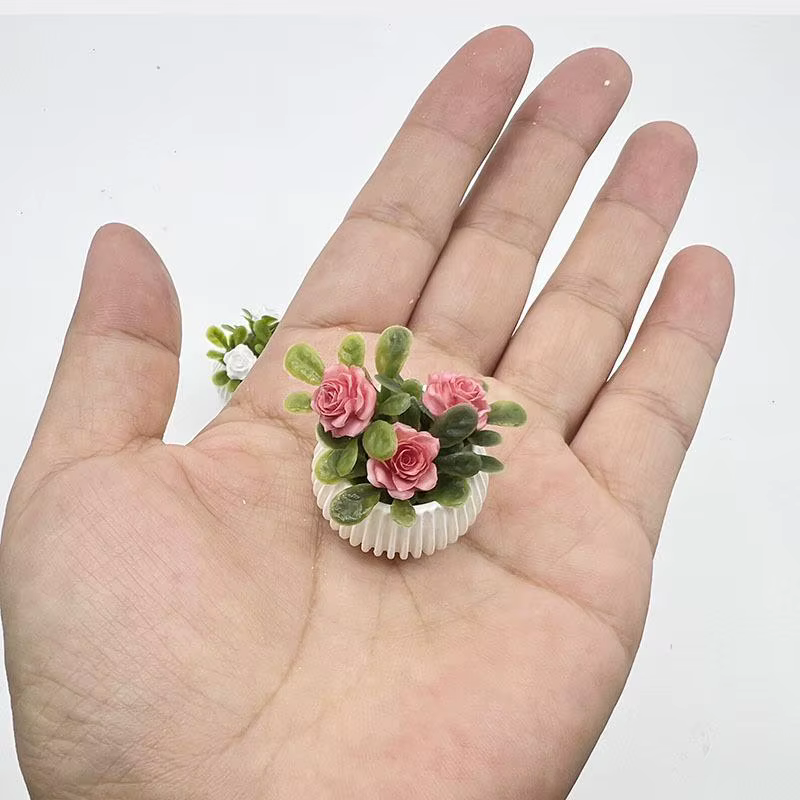 Mini plantes en pot de roses à l'échelle 1/12