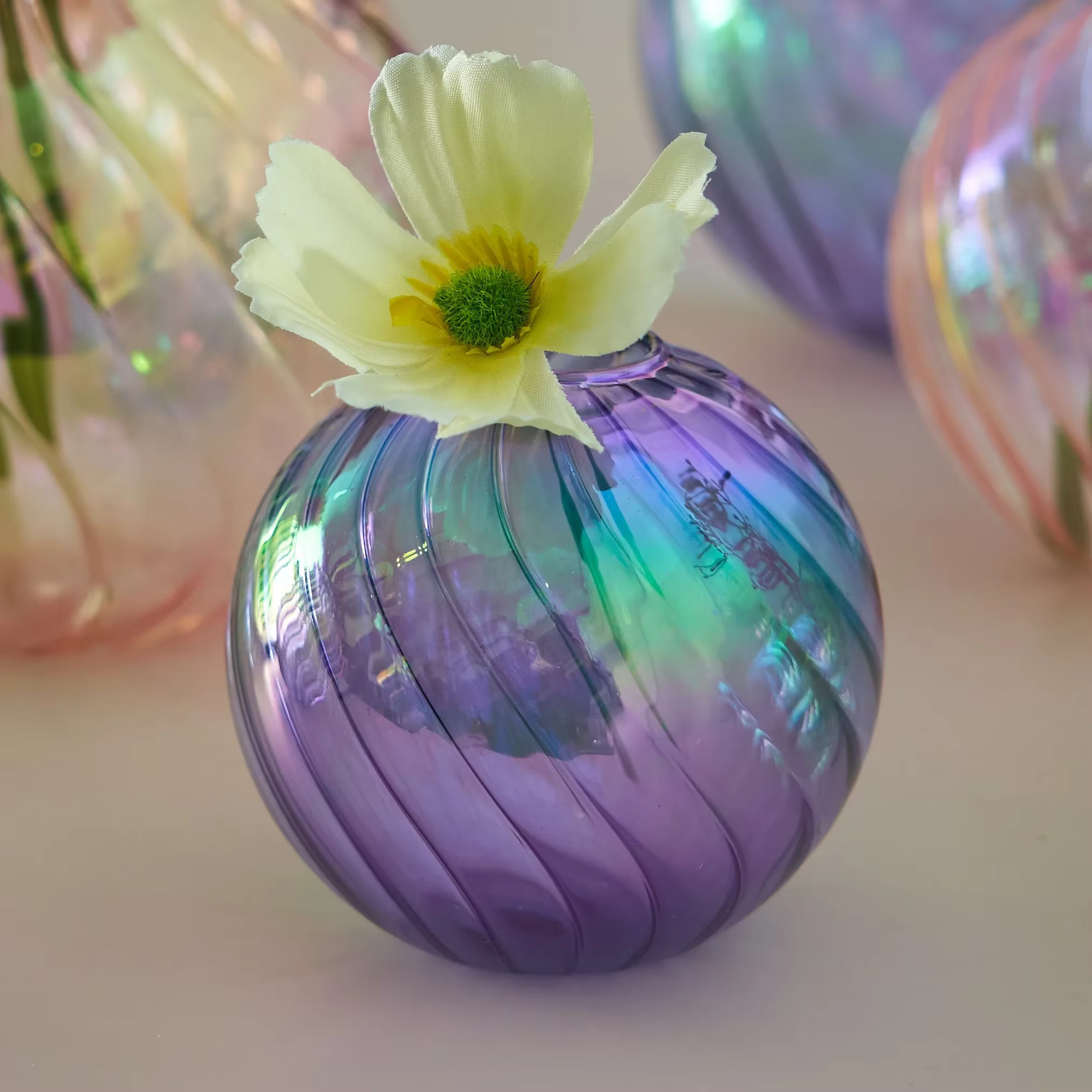 Vases boule irisés pour la décoration intérieure