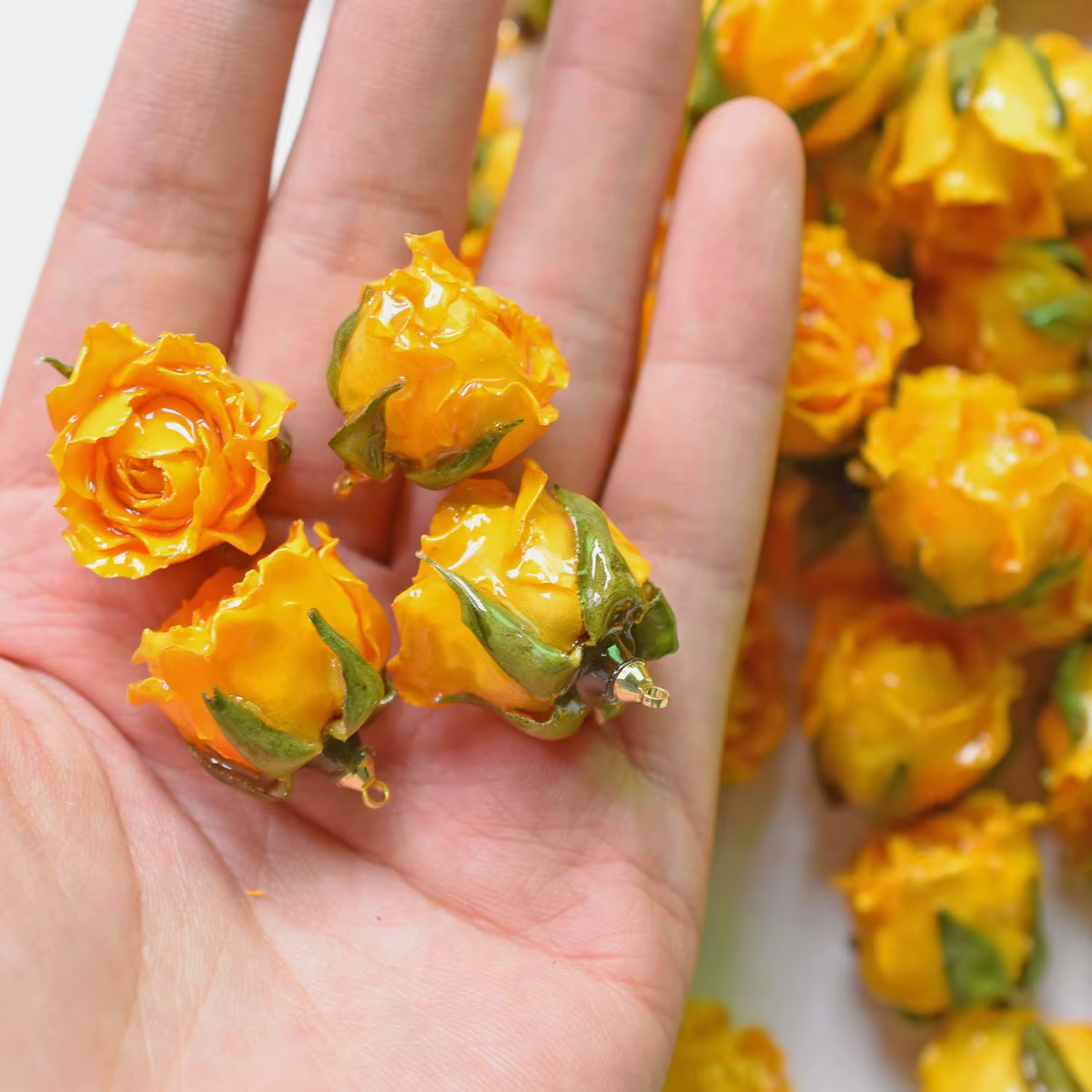 Aqumotic fleurs séchées pour pendentif en résine vraies petites Roses pour l'artisanat pour la fabrication de bijoux décodène crème 10 pièces décorations