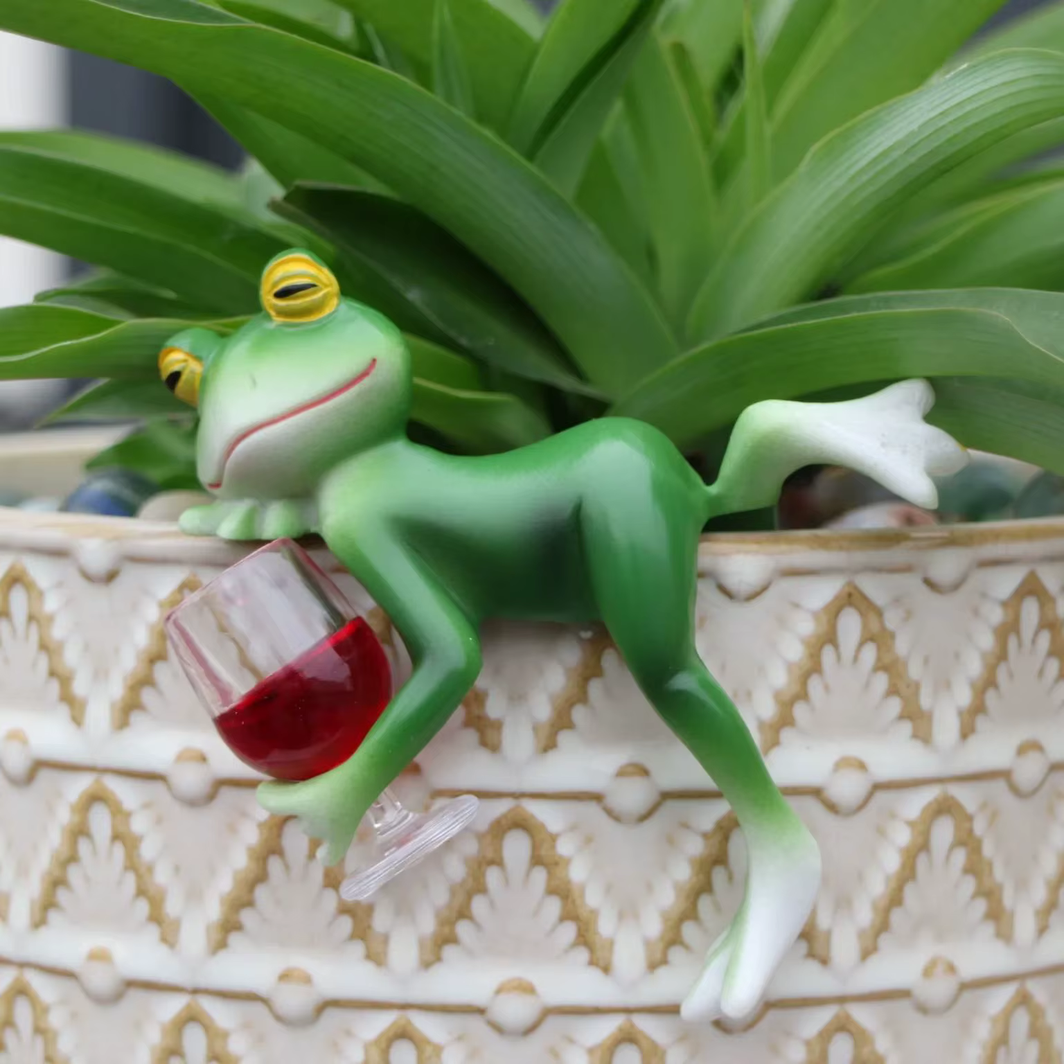 1 morceau d'intérêtus tentures de grenouille verte et de verre à vin