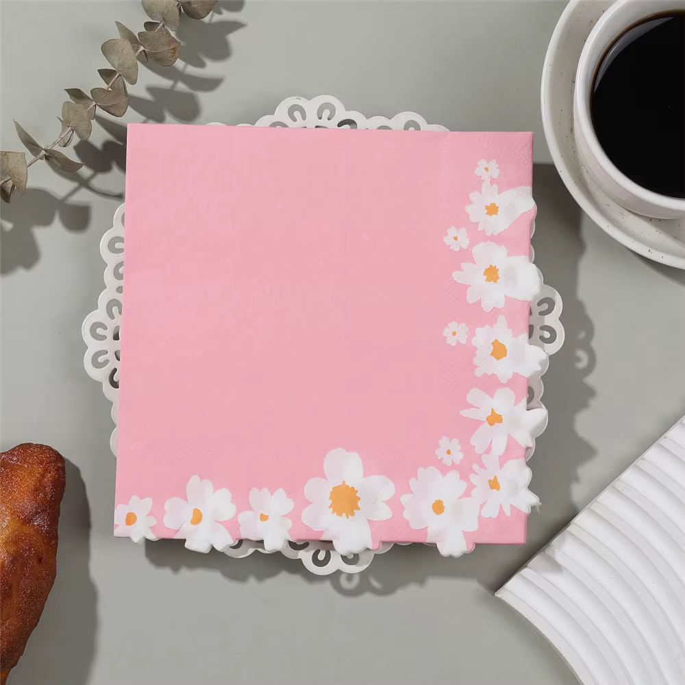Serviettes en papier roses imprimées de fleurs