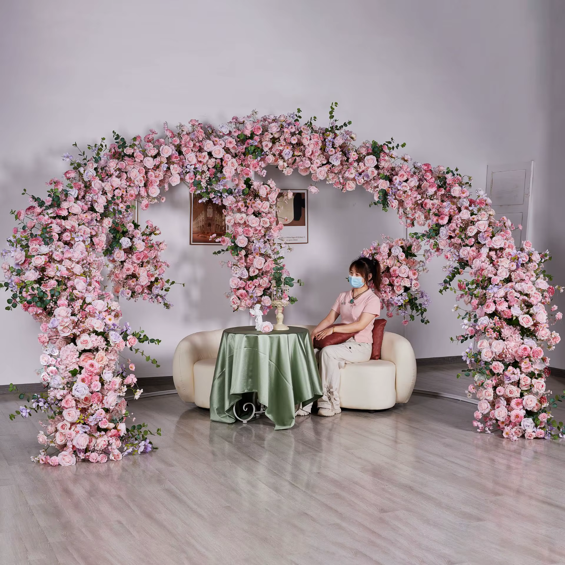 Arrangement de fleurs artificielles roses