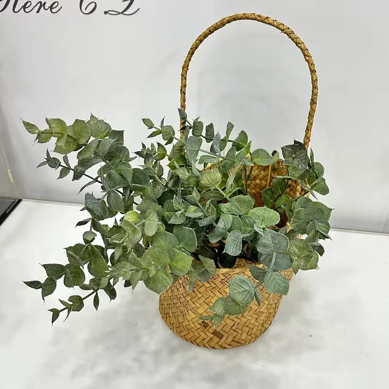 Simulation de plantes vertes en plastique d'eucalyptus