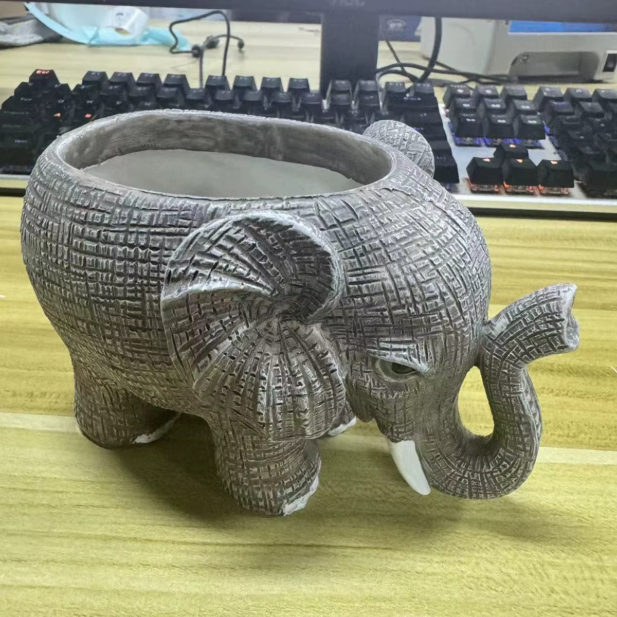 Jolie jardinière en résine en forme d'éléphant
