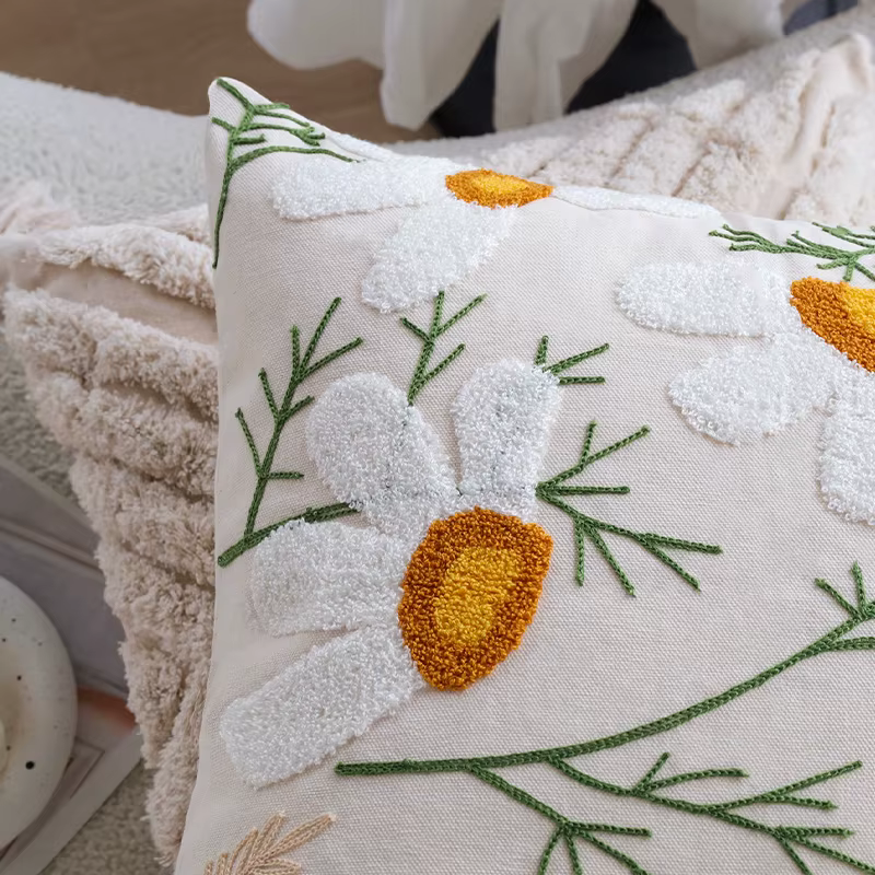Juste de coussin décorative avec broderie florale