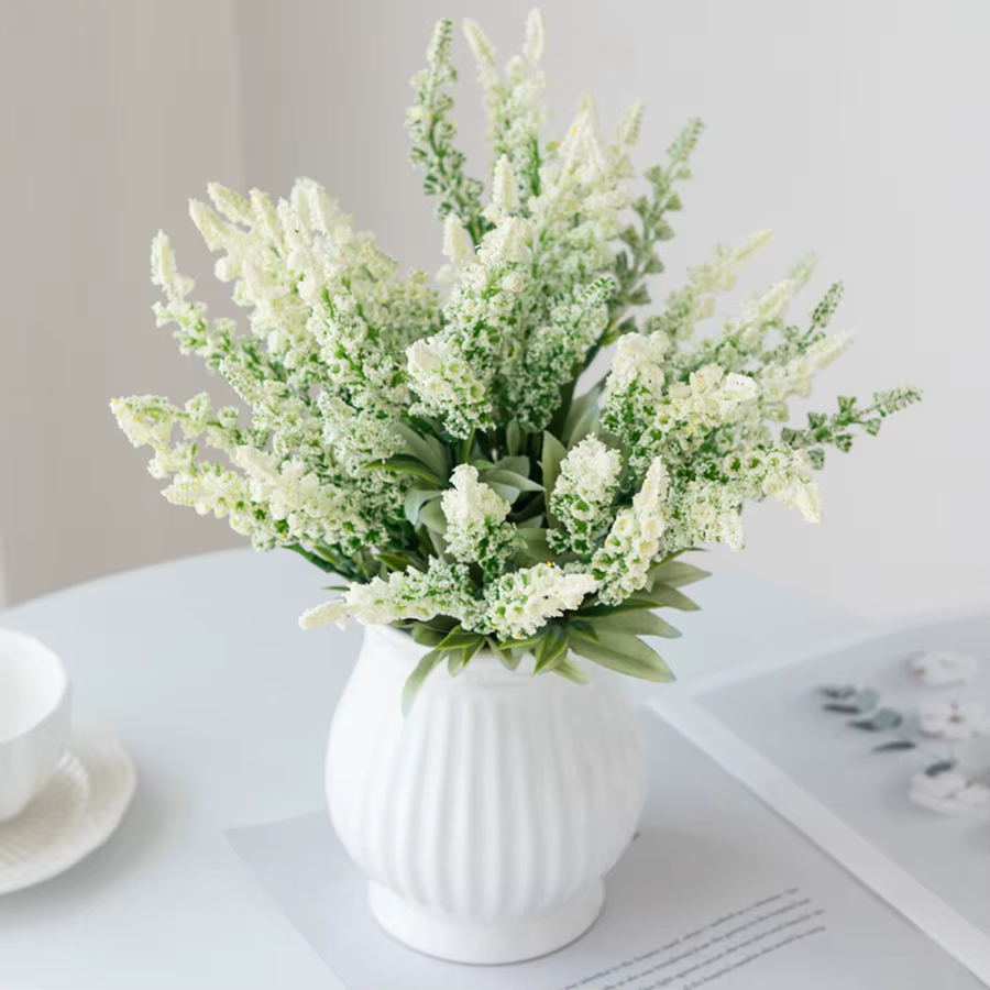 Vase de fleurs artificielles en mousse de lavande