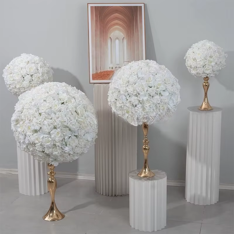 Nouvelles boules de fleurs de rêve ivoire exude le luxe dans les fenêtres d'exposition transformetent des tables de mariage en paramètres de banquet haut de gamme