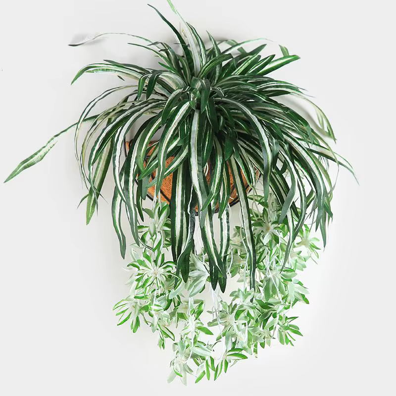 Plantes artificielles suspendues au mur