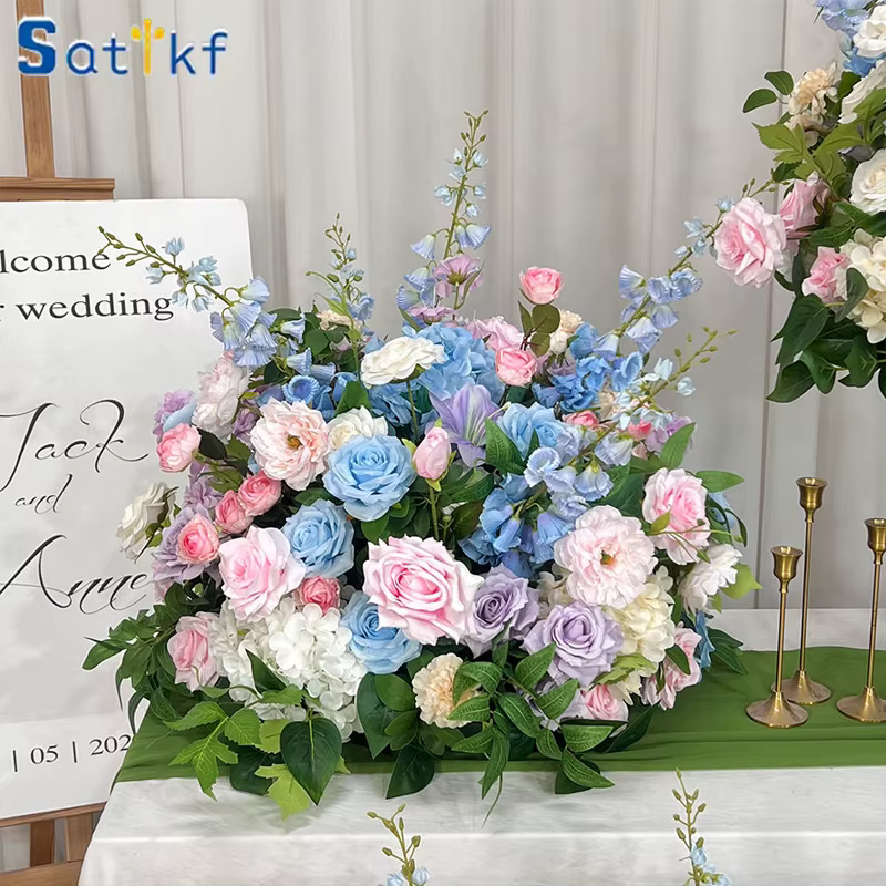 Composition florale bleue et rose en boule