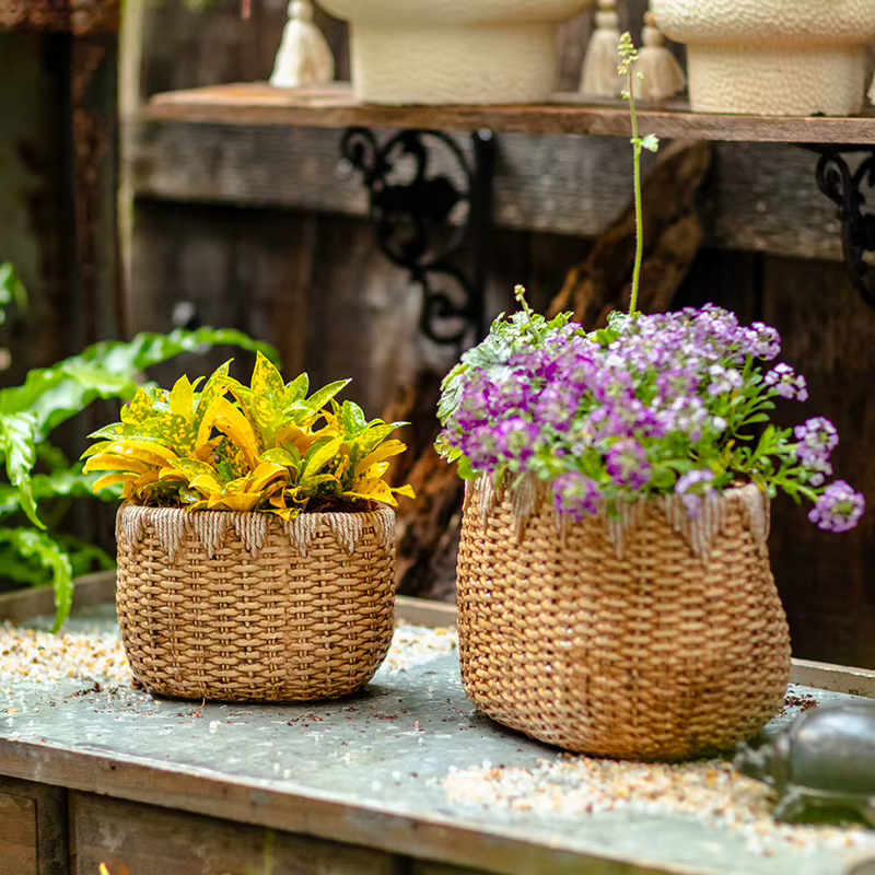 Pot de fleur en rotin tissé rustique