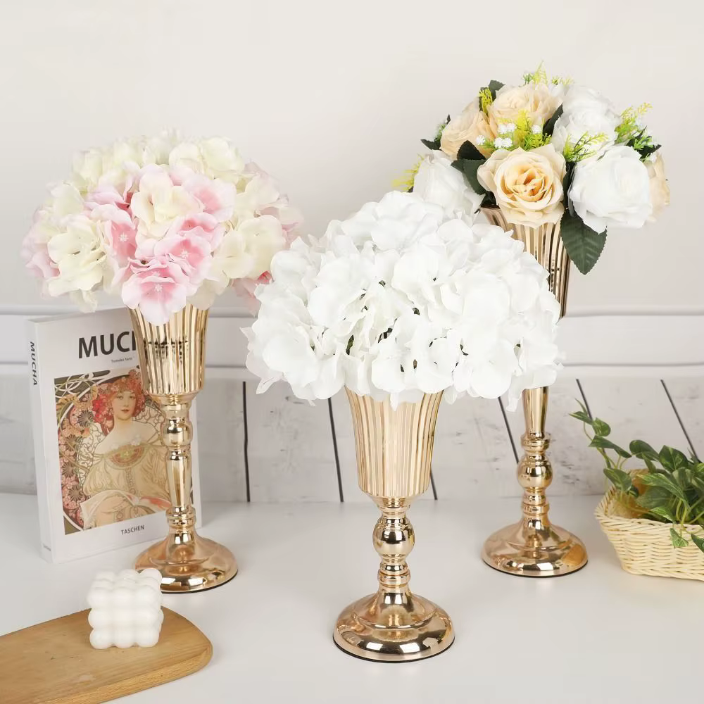 Vase romantique en fer forgé doré