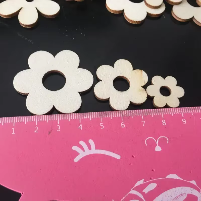 Ornements de fleurs en bois avec trou