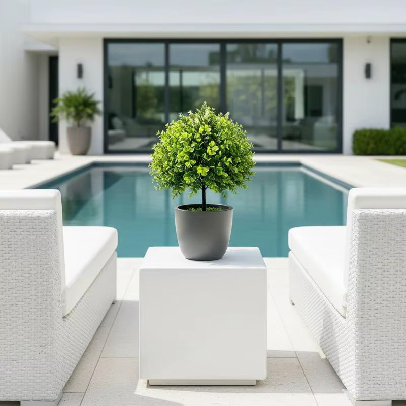 Plantes vertes artificielles sur piquet