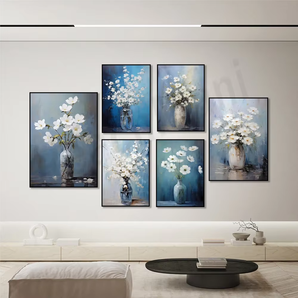 Art floral, bouquet de fleurs blanches dans un vase sur fond bleu élégant