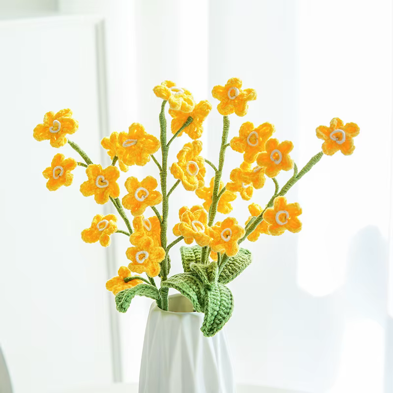 N'oubliez pas, la combinaison créative de quets tissés finis avec des fleurs découpées est un cadeau pur fait à la main