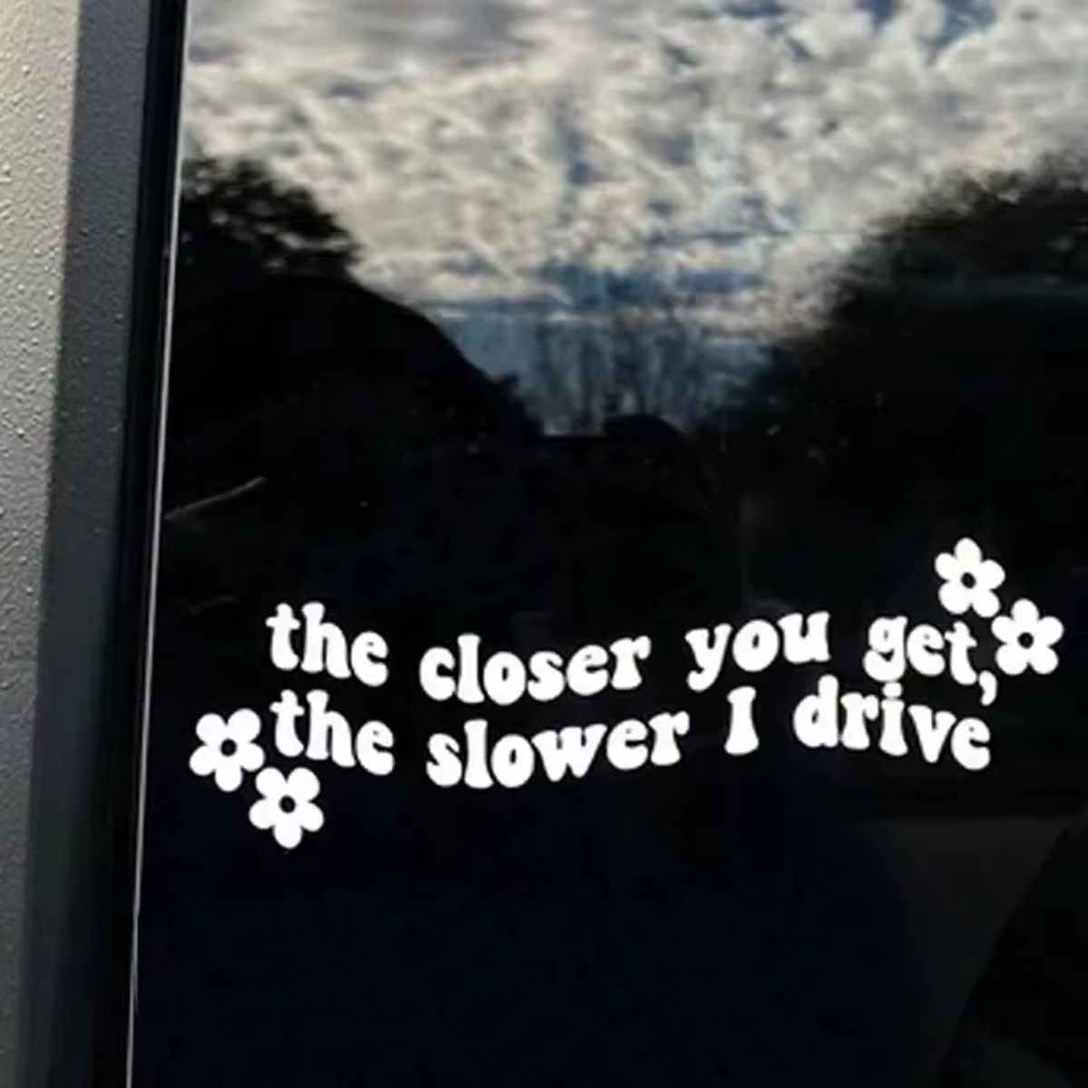Autocollant de fenêtre de voiture avec texte amusant et décorations florales, autocollant extérieur créatif pour véhicule, rappel de conduite