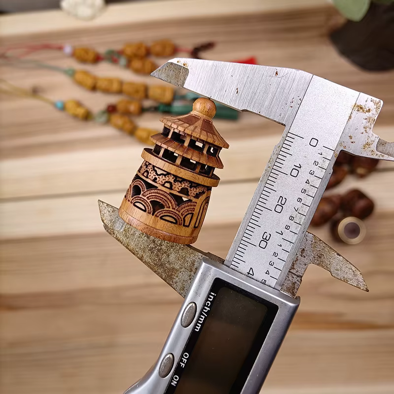 Bouteille d'aromathérapie sculptée en bois