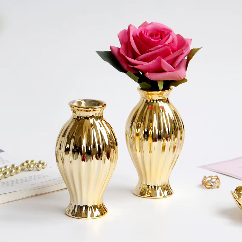 Petit Vase en céramique gaufrée de style européen doré avec motifs floraux – Porte-fleurs de bureau et ornement de décoration européenne pour la maison