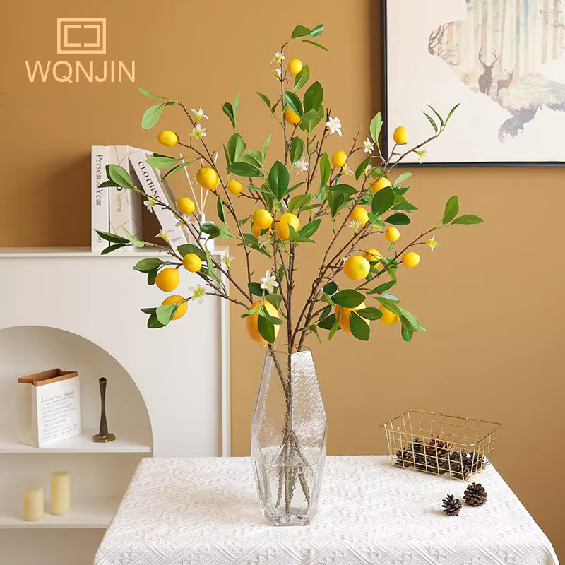 Branche de citron de luxe avec feuilles vertes