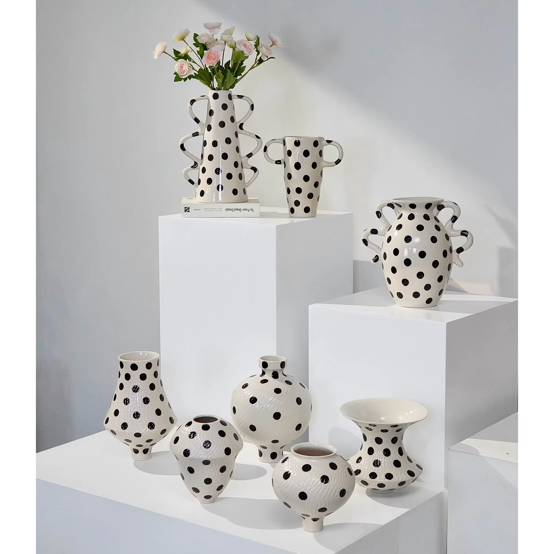 Vase en céramique à pois avec poignée
