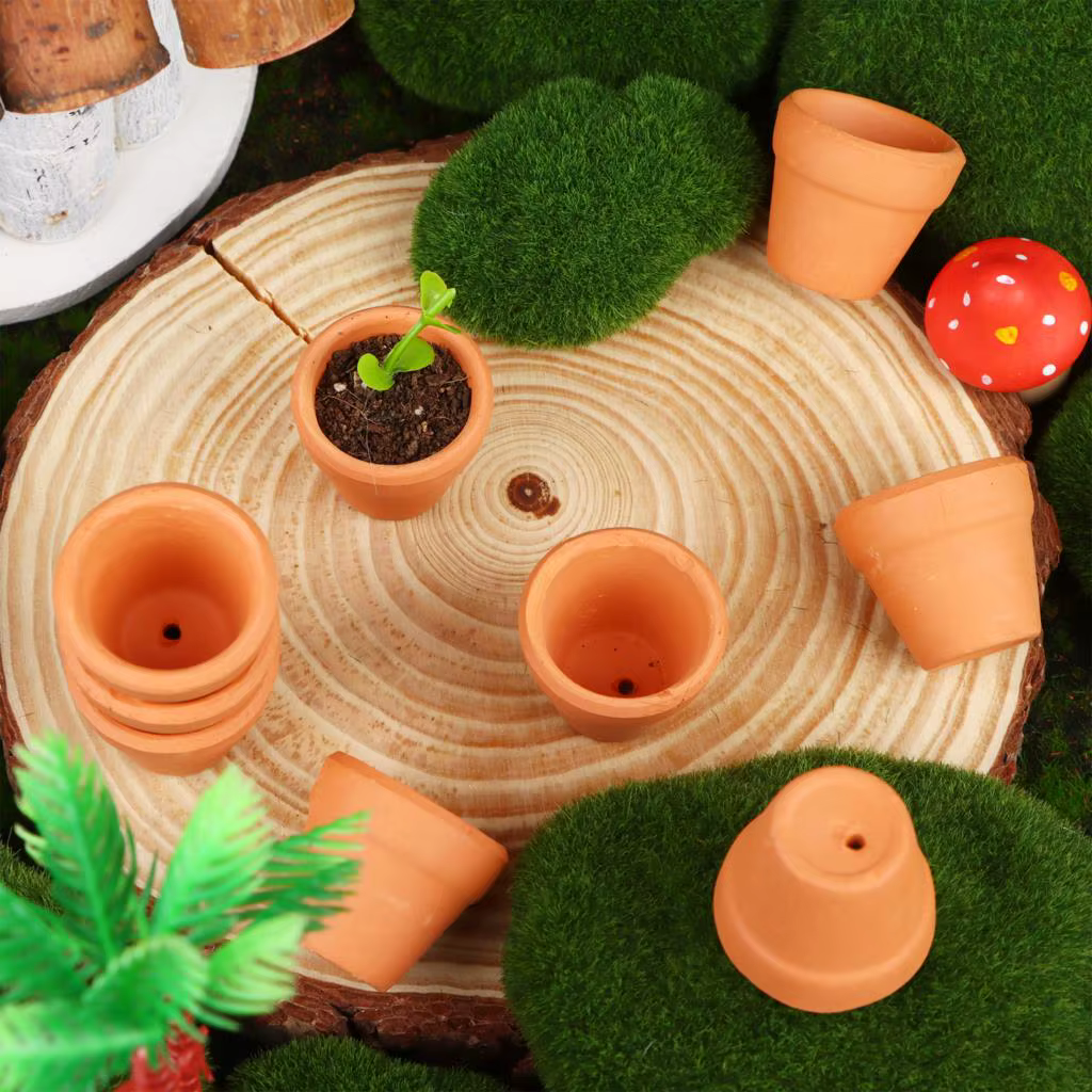 Mini jardinière en argile avec trous de proximité