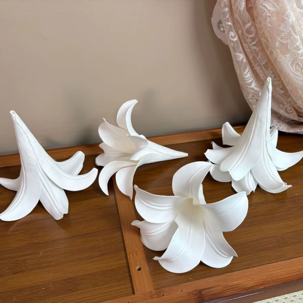Têtes de fleurs de lys blanches artificielles