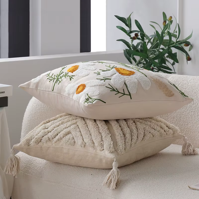 Juste de coussin décorative avec broderie florale