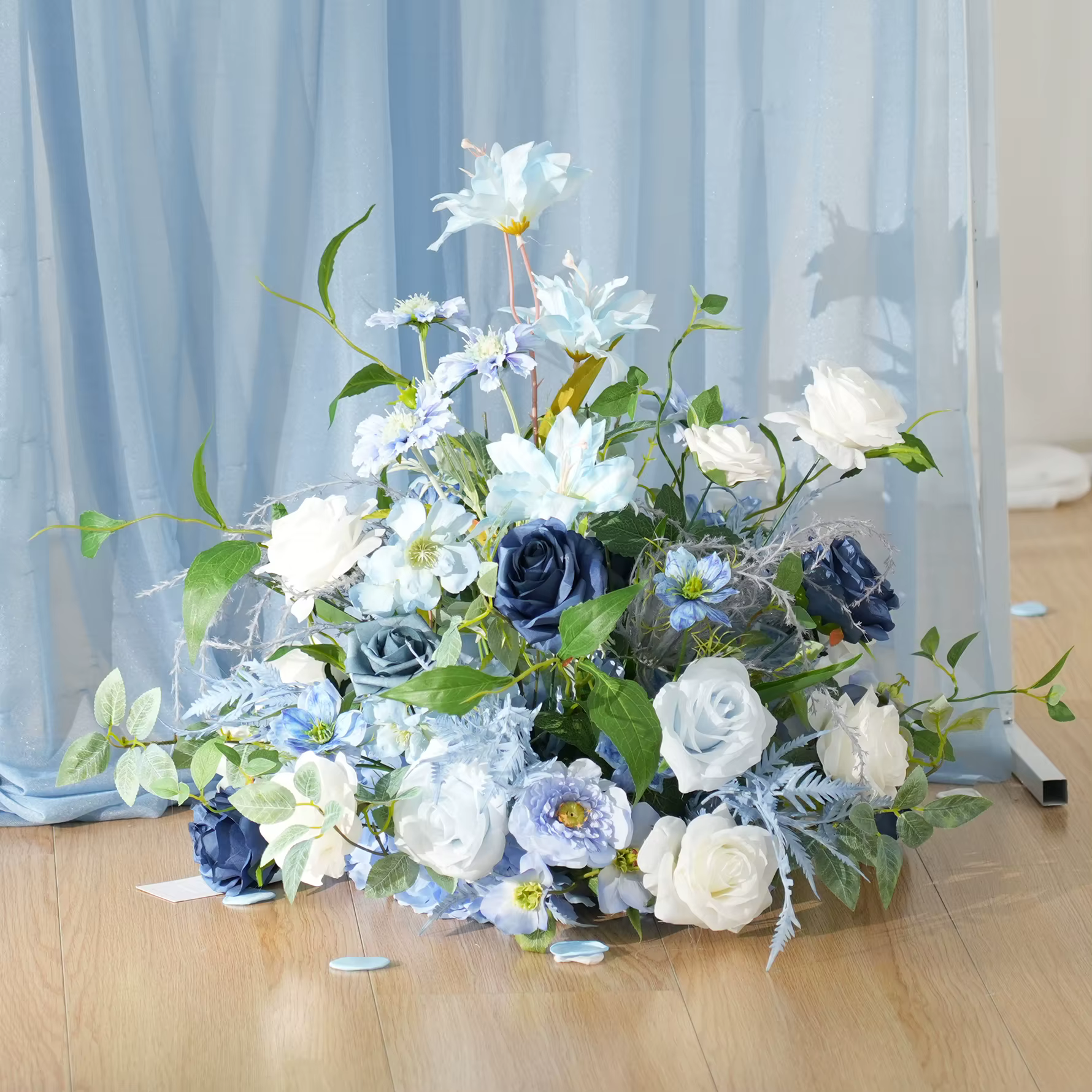 Rose artificielle Angela Flower A9076 bleue et blanche avec feuilles vertes