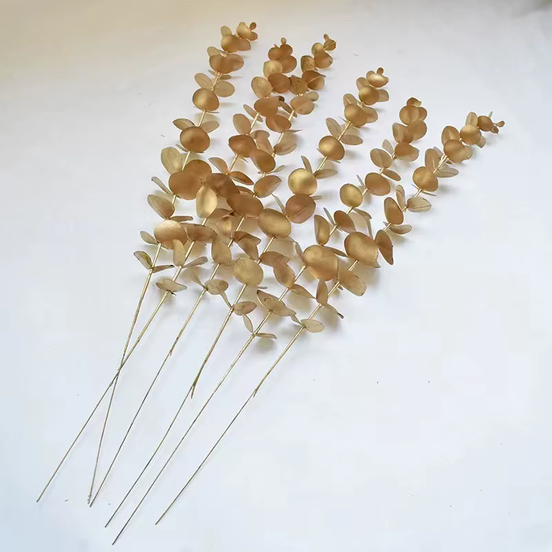 Plantes artificielles dorées d'eucalyptus