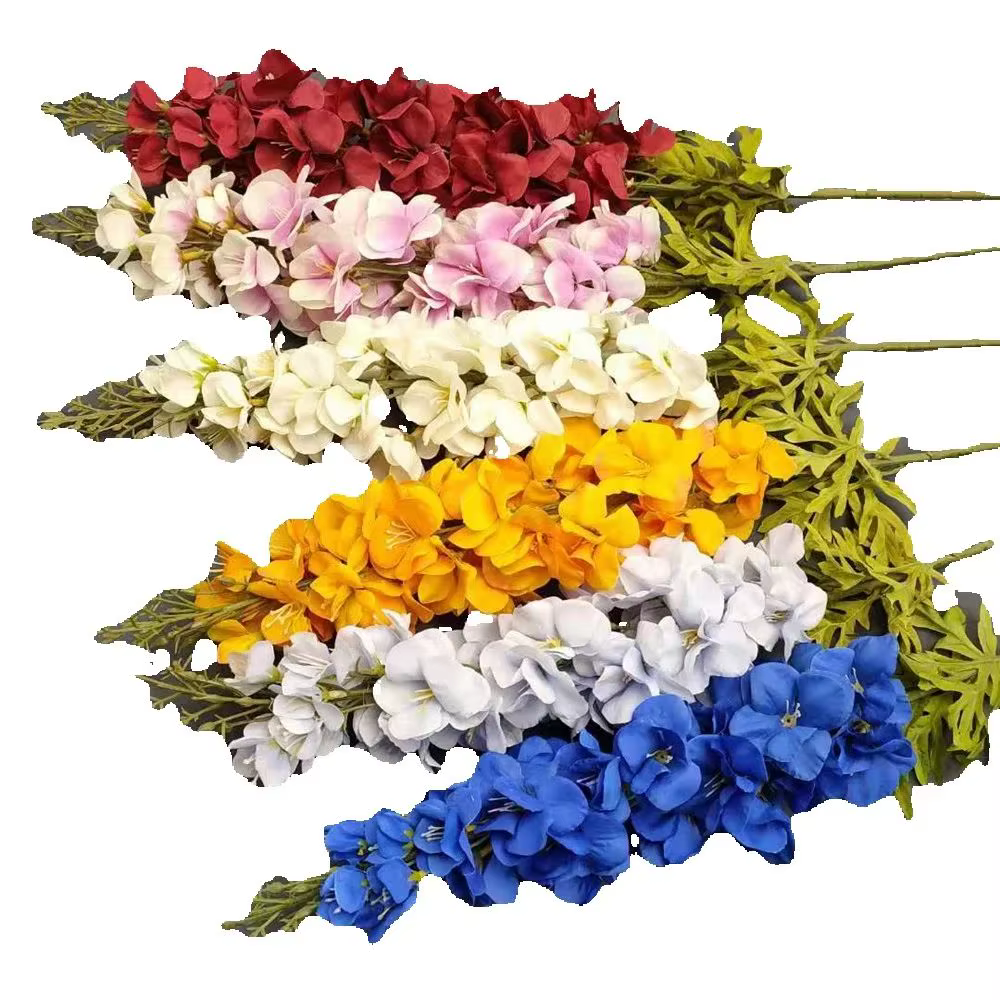 Une grande fleur artificielle en soie Delphinium