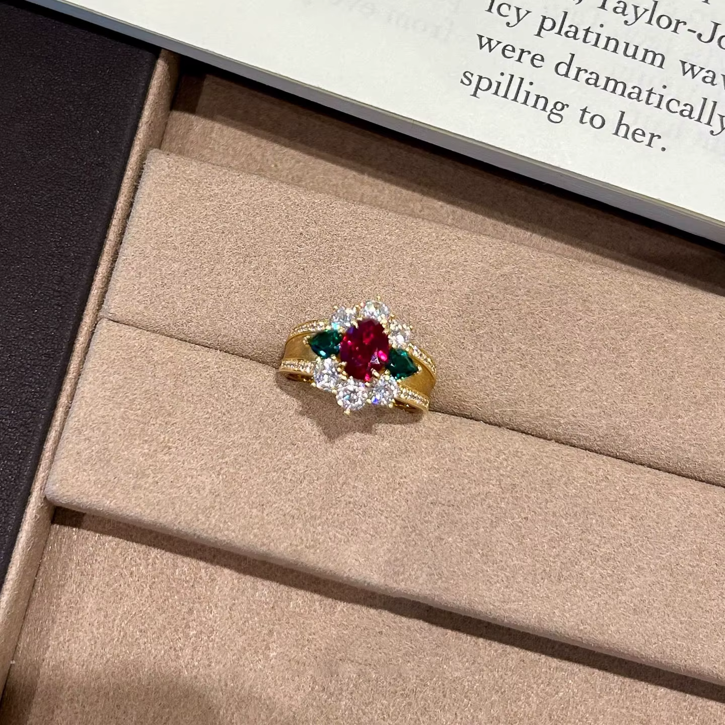 Bagues en pierre précieuse rouge et verte pour femmes, style élégant et léger, magnifique, haut de gamme, digne, bijoux cadeau de mariage