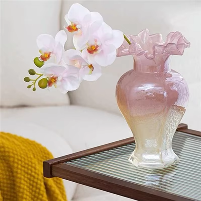 Vase à fleurs en verre rose