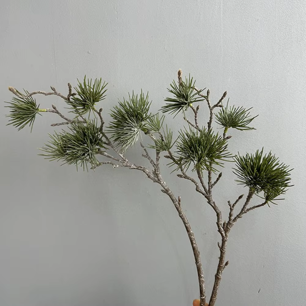 Arrangement floral, branche de pin artificielle verte