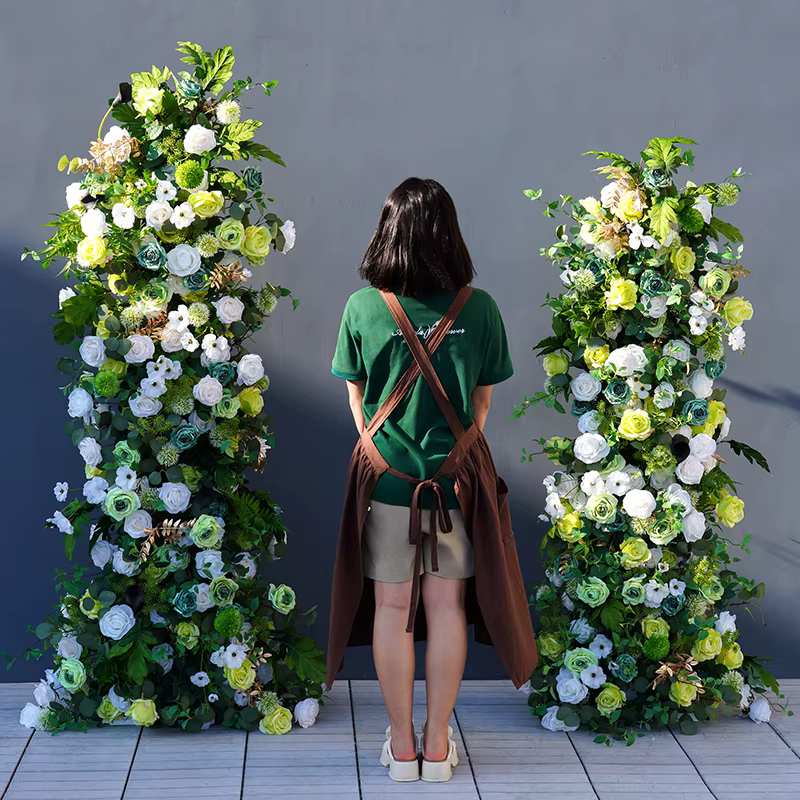 Champagne blanc verdure feuilles canapé coureur Arrangement Floral décor mariage toile de fond KT conseil événement scène sol fleurs A8704